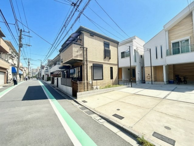北区赤羽西4丁目　中古戸建の前面道路含む現地写真|2026.04.29撮影

現地ご見学希望・資料請求などお気軽にお問い合わせ下さい！
03-5990-5201