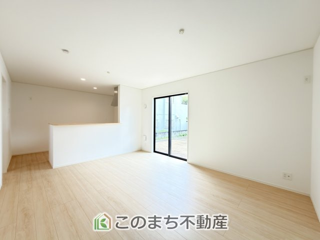 CRADLEGARDEN宇都宮市野沢町第6の居間・リビング|開放感のある広々としたリビング☆家族みんなでゆったりくつろげます♪
南側から暖かな日差しが差し込みます♪キッチンからリビングの様子がよく見渡せます☆