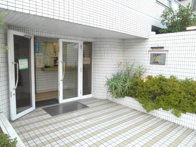 横浜市西区平沼１丁目の賃貸マンションのエントランス