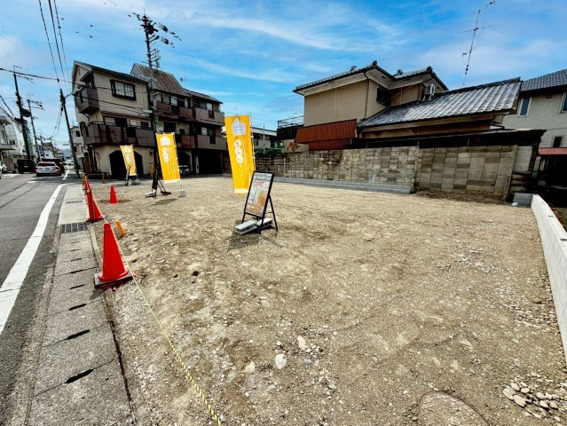上桂西居町１期1号地の前面道路含む現地写真|【１号地】
・間口ドーンと１０ｍ
・土地広々３４坪
・東向きなので午前中から光が差し込みます♪
