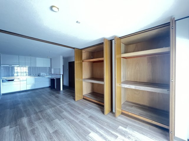 駅前ネオハイツ大和高田B棟１号館の居間・リビング|LDK　収納たっぷり