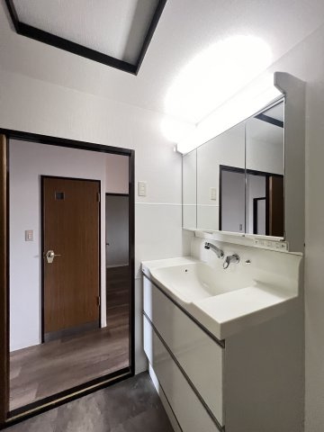 駅前ネオハイツ大和高田B棟１号館の独立洗面台|三面鏡付き洗面化粧台