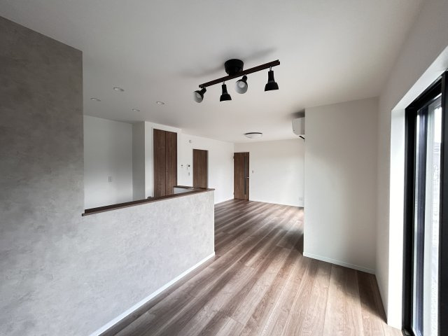 【ワイウッドコート】小山市中久喜 第1期の居間・リビング|〇1号棟LDK17.7帖〇
ご家族みんながゆったりくつろげる広々リビング！
アクセントクロスが個性的です♪
ゆとりある空間が、日常を心地よいひとときに変えてくれます。
※2026年4月撮影