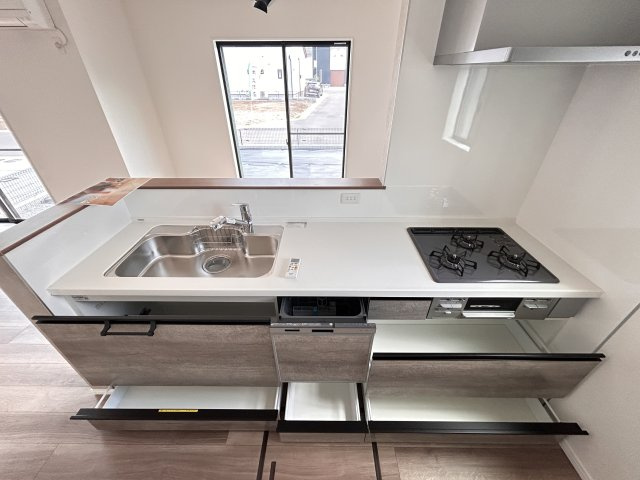 【ワイウッドコート】小山市中久喜 第1期の居間・リビング|〇1号棟〇
食事をするダイニングスペースとくつろぐリビングを分ける事で、生活にメリハリが生まれ、食事のマナーも向上！
食後はソファへ移動して、心ゆくまでリラックスできます♪
※2026年4月撮影