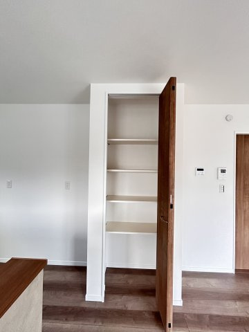 【ワイウッドコート】小山市中久喜 第1期のキッチン|〇1号棟　キッチン〇
対面式システムキッチンは、料理をしながら会話も楽しめます！
家族とのつながりを感じられる心地よい空間になります。
※2026年4月撮影