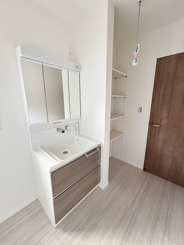 【ワイウッドコート】小山市中久喜 第1期の収納|〇1号棟　キッチンパントリー〇
キッチン横に設けられたパントリーは、食品や日用品をすっきり収納できる頼れる存在♪
見せない収納で生活感を抑え、空間を美しく保ちます☆
※2026年4月撮影