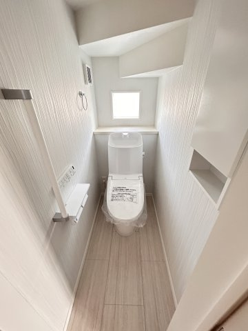 【ワイウッドコート】小山市中久喜 第1期の独立洗面台|〇1号棟　洗面化粧台〇
洗面台の三面鏡の裏はたっぷり収納！
増えやすいリネン類もすっきりと片付く洗面室収納も付いています☆
※2026年4月撮影