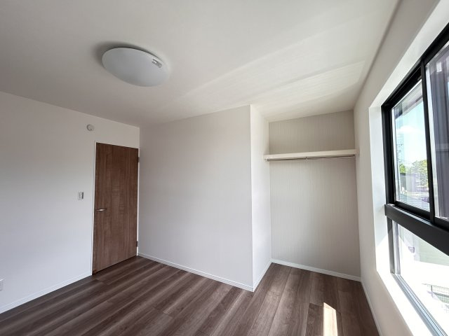 【ワイウッドコート】小山市中久喜 第1期の洋室|〇1号棟・2階8.7帖洋室〇
明るい陽射しが差し込む主寝室。
大容量のクローゼットを備えているので、夫婦の荷物もスッキリ収納可能♪
バルコニー直結で開放感◎
※2026年4月撮影