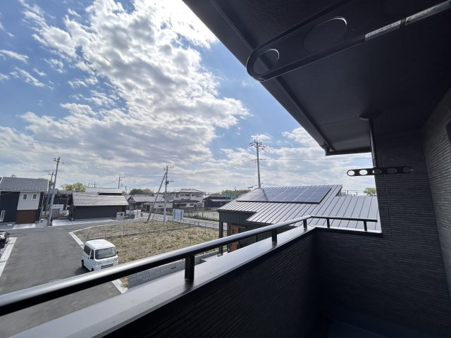 【ワイウッドコート】小山市中久喜 第1期の収納|〇1号棟・2階8.7帖洋室〇
主寝室に備え付けられたWIC！
まるでショップのような収納空間です♪
季節ごとの衣類もすっきり整理できて、家族の持ち物を丸ごと受け止めてくれます☆

※2026年4月撮影