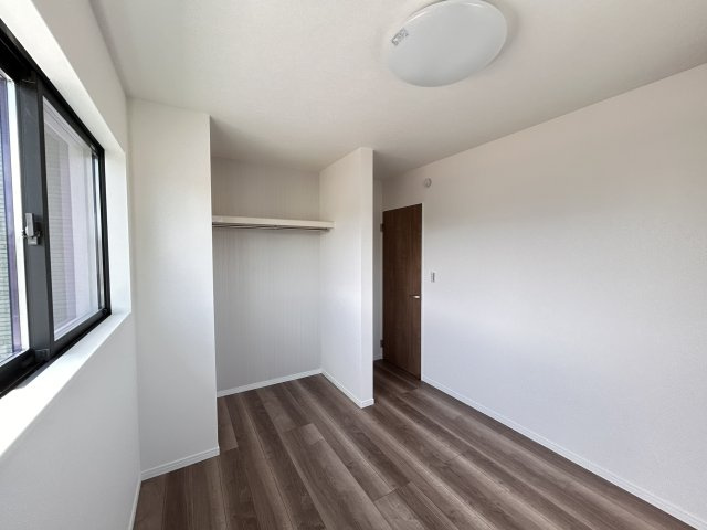 【ワイウッドコート】小山市中久喜 第1期の洋室|〇1号棟・2階6帖洋室〇
静かな2階にある洋室は、プライベート感たっぷり♪
勉強や趣味、仕事に集中できるちょうどいい広さで、自分だけの時間を大切にできます。
※2026年4月撮影