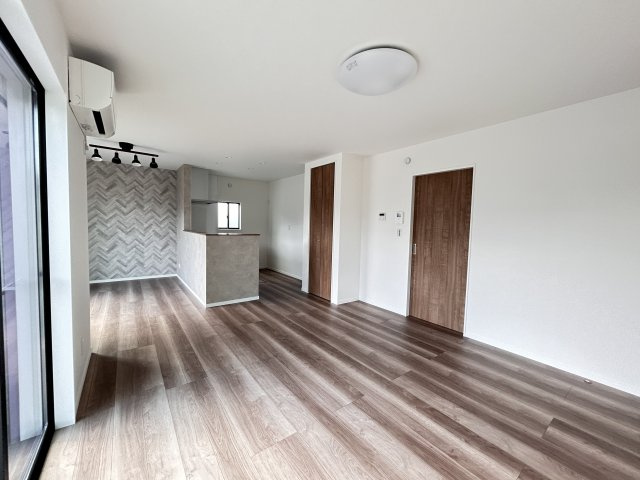 【ワイウッドコート】小山市中久喜 第1期の収納|〇1号棟・2階5帖洋室〇
ひとり時間を楽しむのにちょうどいいサイズ感♪
2階ならではの眺望も毎日の暮らしに彩りを添えてくれます。
※2026年4月撮影