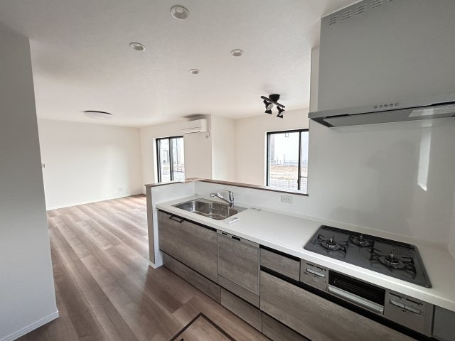 【ワイウッドコート】小山市中久喜 第1期の展望|〇1号棟〇
バルコニーからの眺望です。程よくお隣と距離がありますので、プライバシーも保てます。
※2026年4月撮影