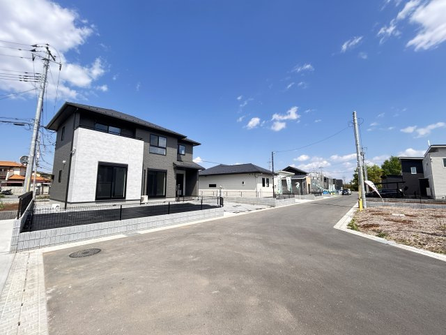 【ワイウッドコート】小山市中久喜 第1期の居間・リビング|〇1号棟・17.7帖リビング〇
光が隅々まで届く開放的なリビング♪
お子様の遊び場やワークスペースを設けても圧迫感がなく、多目的に使える贅沢なゆとりを叶えました☆
※2026年4月撮影