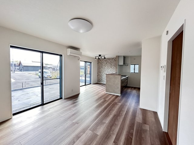 【ワイウッドコート】小山市中久喜 第1期の居間・リビング|〇4号棟・15.7帖リビング〇
大画面TVの設置場所にも困らない、インテリアプランが考えやすい広々リビング♪
家族団らんの時間も増えそうです！
※2026年4月撮影