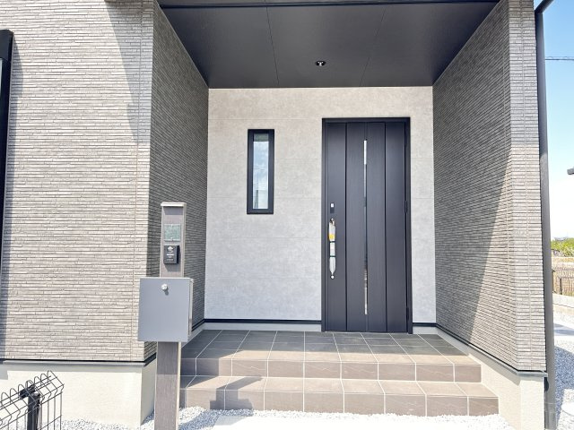 【ワイウッドコート】小山市中久喜 第1期の玄関|〇1号棟〇
郵便ボックスはセキュリティに配慮したダイヤルロック式を採用！
外出中や夜間も大切な郵便物をしっかり守ります。
モニター付きインターホンも標準装備！
※2026年4月撮影