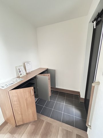 【ワイウッドコート】小山市中久喜 第1期の玄関|〇1号棟〇
玄関の視界が開け、開放的な印象を与えるロータイプのシューズボックス。
天板に花瓶や写真を置いて飾り棚として活用すれば、殺風景な玄関を温かく演出できます♪
※2026年4月撮影