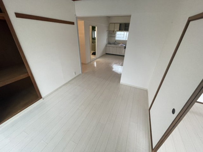 【居間・リビング】 | サンパレス小野 | 落ち着いた色調のお部屋です
