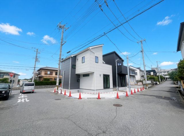 神戸市西区伊川谷町潤和　第25-1期　新築一戸建ての前面道路含む現地写真|周辺は閑静な住宅街！前面道路広々で車の出し入れも便利です。駐車が苦手な方でも安心して車庫入れできます！