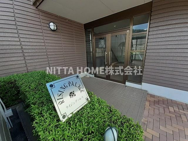 ライジングパレスのエントランス|宅配ボックスに防犯カメラを完備◆