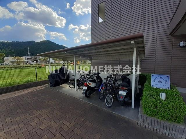 ライジングパレスのその他共用部分|敷地内に駐輪場、駐車場もあります＊