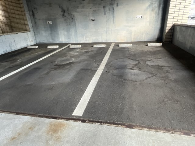 イーストアヴェニューの駐車場