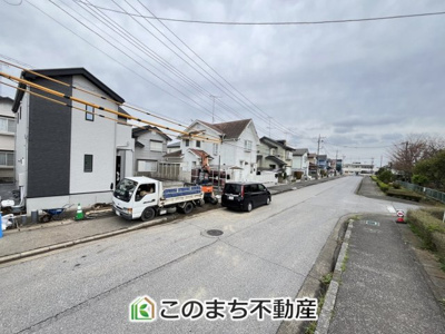 【前面道路含む現地写真】 | LIGARE野木町31期　1号棟 | 11.9m幅の前面道路☆お車の出し入れもラクラクです☆
