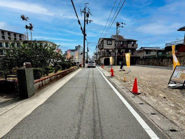 上桂西居町１期２号地の前面道路含む現地写真|【東側の前面道路】
実際に現地をご案内致します！
周辺の雰囲気や駅までの距離など、ネットだけでは分からない情報をお伝えいたします♪
