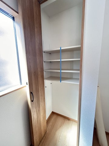 【ワイウッドコート】小山市中久喜 第1期の収納|〇4号棟　パントリー〇
キッチン奥に設けられたパントリーは、食品や日用品をすっきり収納できる頼れる存在♪
見せない収納で生活感を抑え、空間を美しく保ちます☆
※2026年4月撮影