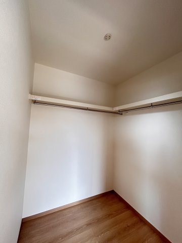 【ワイウッドコート】小山市中久喜 第1期の収納|〇4号棟・2階8帖洋室〇
主寝室には2帖のオープンタイプのWICつき。
ご夫婦の衣類をまとめて収納可能です！
※2026年4月撮影