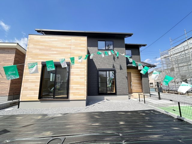 【ワイウッドコート】小山市中久喜 第1期の外観|〇4号棟【4LDK+SIC+WIC+カースペース2台】
パントリーや大容量SICなど収納たっぷり！全邸並列2台の駐車スペース完備。立水栓付きで洗車もラクラク♪
※2026年4月撮影