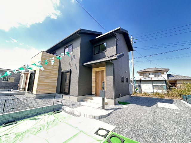 【ワイウッドコート】小山市中久喜 第1期の外観| 〇4号棟　駐車スペース〇
並列2台の駐車スペース完備。さらに奥のスペースを駐車場としてお使いいただくことも可能です。立水栓付きで洗車もラクラク♪
※2026年4月撮影