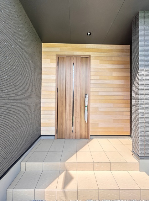 【ワイウッドコート】小山市中久喜 第1期の玄関|〇4号棟　玄関ポーチ〇
人感センサー付き玄関ポーチ。ボタンを押すだけで簡単開施錠♪リーズナブルでお手軽な電池式、シリンダーキーも付いているのでもしもの時も安心♪
※2026年4月撮影