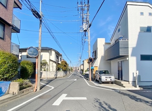 練馬区田柄5丁目の前面道路含む現地写真|西側約5ｍ公道×北側約6ｍ公道に面する
角地の整形地
～光と風を享受する心地よい立地～