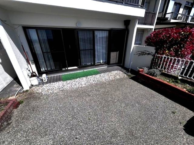 御影山手6丁目の庭|花や緑を飾る、オープンエアーリビングとして使う。暮らしに合わせて自由に利用できるスペースです。
