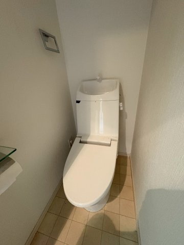 宝塚市逆瀬川１丁目の賃貸マンションのトイレ
