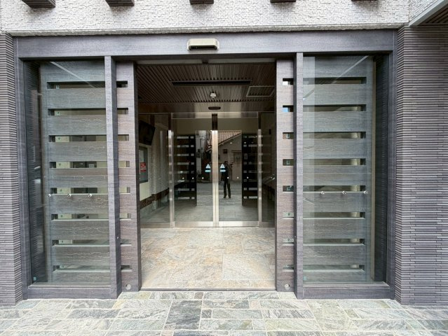 ラウレア逆瀬川のエントランス