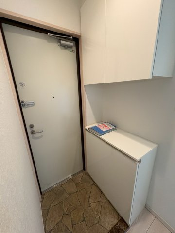 ラウレア逆瀬川の玄関