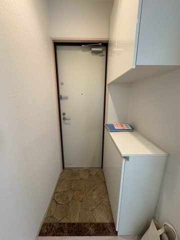ラウレア逆瀬川の玄関