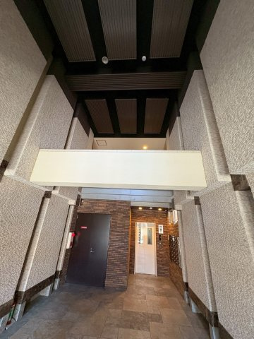 ラウレア逆瀬川のエントランス