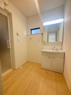 【独立洗面台】 | 東広島市八本松飯田4丁目（全4区画）No2 | 白を基調とした清潔感のある洗面脱衣所です。三面鏡タイプの洗面化粧台は、鏡の裏がすべて収納になっており、洗面周りの小物を整理整頓できます。小窓が配置されているため、換気がしやすく湿気対策も万全です。