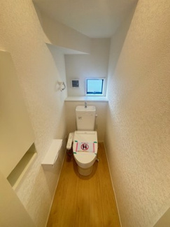 【トイレ】 | 東広島市八本松飯田4丁目（全4区画）No2 | 清潔感のある温水洗浄便座付きトイレです。背面のカウンターは小物を置くのに便利。廊下だけでなくトイレ内にも窓を設けており、自然光が入る明るい空間です。1階・2階の2箇所に設置されています。