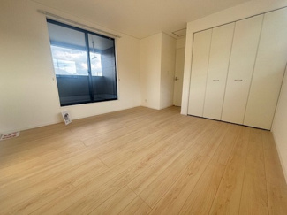 【洋室】 | 東広島市八本松飯田4丁目（全4区画）No2 | 2階の主寝室となる8.5帖の洋室です。南面の大きな掃き出し窓から直接バルコニーへ出入りが可能。ダブルベッドを置いてもゆとりがある広さで、大型のクローゼットも完備した機能的なプライベートルームです。