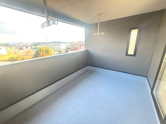 【バルコニー】 | 東広島市八本松飯田4丁目（全4区画）No2 | 南面に広く面したルーフバルコニーです。奥行きがあり、洗濯物や布団を一度に干せるゆとりの広さを確保。周囲に高い建物が少ないため視界が開けており、心地よい開放感を感じられます。