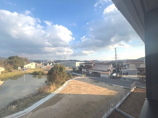 【展望】 | 東広島市八本松飯田4丁目（全4区画）No2 | 周囲には高い建物が少なく、遠くの山々まで見渡せる開放的な景色が広がります。視線を遮るものが低いため、室内に自然光がたっぷりと差し込み、通風も良好です。