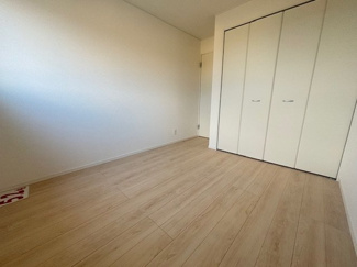 【洋室】 | 東広島市八本松飯田4丁目（全4区画）No2 | 2階の5.2帖洋室です。クローゼットを完備しており、限られたスペースを有効に活用できる設計。全居室に窓があるため採光・通風ともに良好で、子供部屋やワークスペースなど、用途に合わせて柔軟に利用可能です。