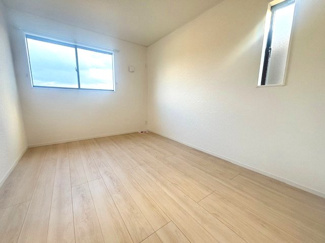 【洋室】 | 東広島市八本松飯田4丁目（全4区画）No2 | 2階の6帖洋室です。クローゼットを完備しており、限られたスペースを有効に活用できる設計。全居室に窓があるため採光・通風ともに良好で、子供部屋やワークスペースなど、用途に合わせて柔軟に利用可能です。