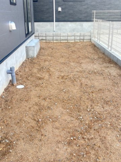 【庭】 | 東広島市八本松飯田4丁目（全4区画）No2 | 建物横に設けられた専用の庭スペースです。ガーデニングや簡易物置の設置、お子様のビニールプール遊びなど、戸建ならではの屋外活動に活用可能。隣地との境界もしっかりと整備されており、多目的に利用できます。