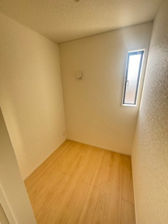 【その他】 | 東広島市八本松飯田4丁目（全4区画）No2 | 2帖の独立したテレワークルームです。デスクを置いてもゆとりがあり、WEB会議や集中したい作業に最適な広さ。コンセントも配置されており、PC作業や趣味の部屋として、ライフスタイルに合わせて活用できます。