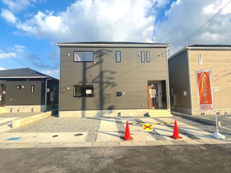 【外観】 | 東広島市八本松飯田4丁目（全4区画）No2 | 閑静な住宅街に位置する。新しい街並みです。前面道路から一段上がった敷地のため、通行人の視線が気になりにくく、プライバシーが保たれやすい設計。空が広く感じられる、落ち着いた住環境です。