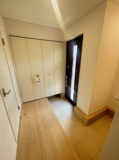 【玄関】 | 東広島市八本松飯田4丁目（全4区画）No2 | 大型の玄関収納を備えた、明るく清潔感のある玄関ホールです。土間スペースにゆとりがあり、ベビーカーなどの一時置きにも便利。廊下から各居室へ繋がる、効率的な動線が魅力です。